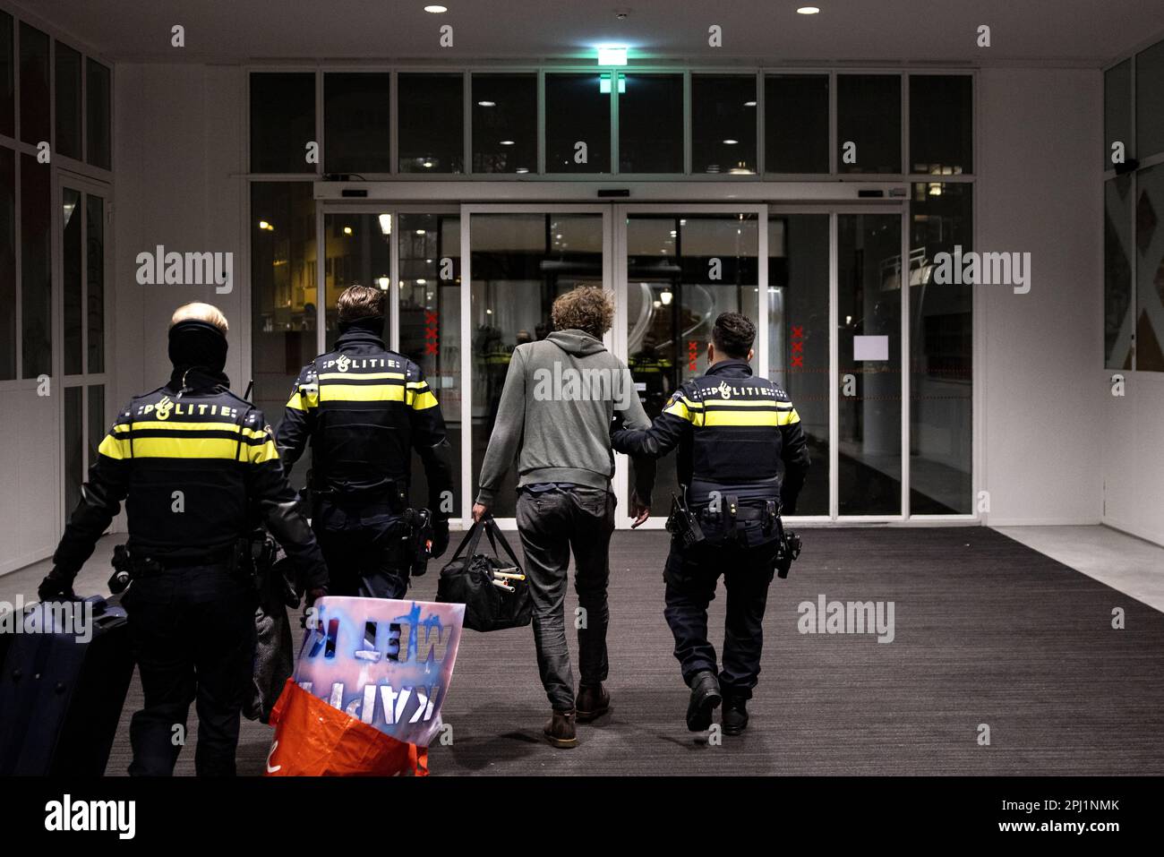 AMSTERDAM - Aussterben Rebellion Klimaschutzaktivisten werden von der Polizei aus dem Rathaus entfernt. Die Aktivisten machen auf den Kohletransport durch die Hafenbehörde aufmerksam. ANP RAMON VAN FLYMEN niederlande raus - belgien raus Stockfoto