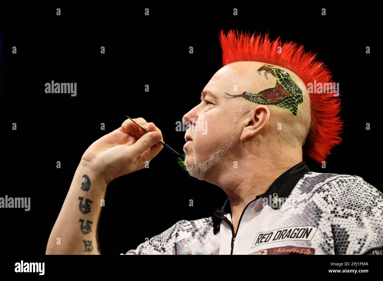 Berlin, Deutschland. 30. März 2023. Dart: Premiere League, 9. ligatag in der Mercedes-Benz Arena; Price (Wales) V Wright (Schottland). Peter Wright beim Wurf. Kredit: Jean-Marc Wiesner/dpa/Alamy Live News Stockfoto