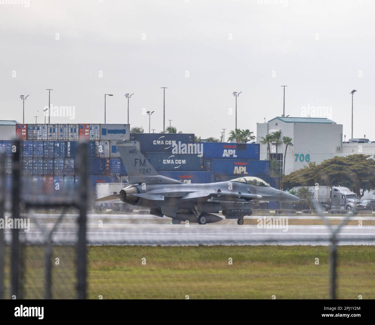 Am 30. März 2023 wurden F16 Kampfflugzeuge vom Homestead Air Reserve Base am Miami International Airport in Miami, FL, gesichtet Stockfoto