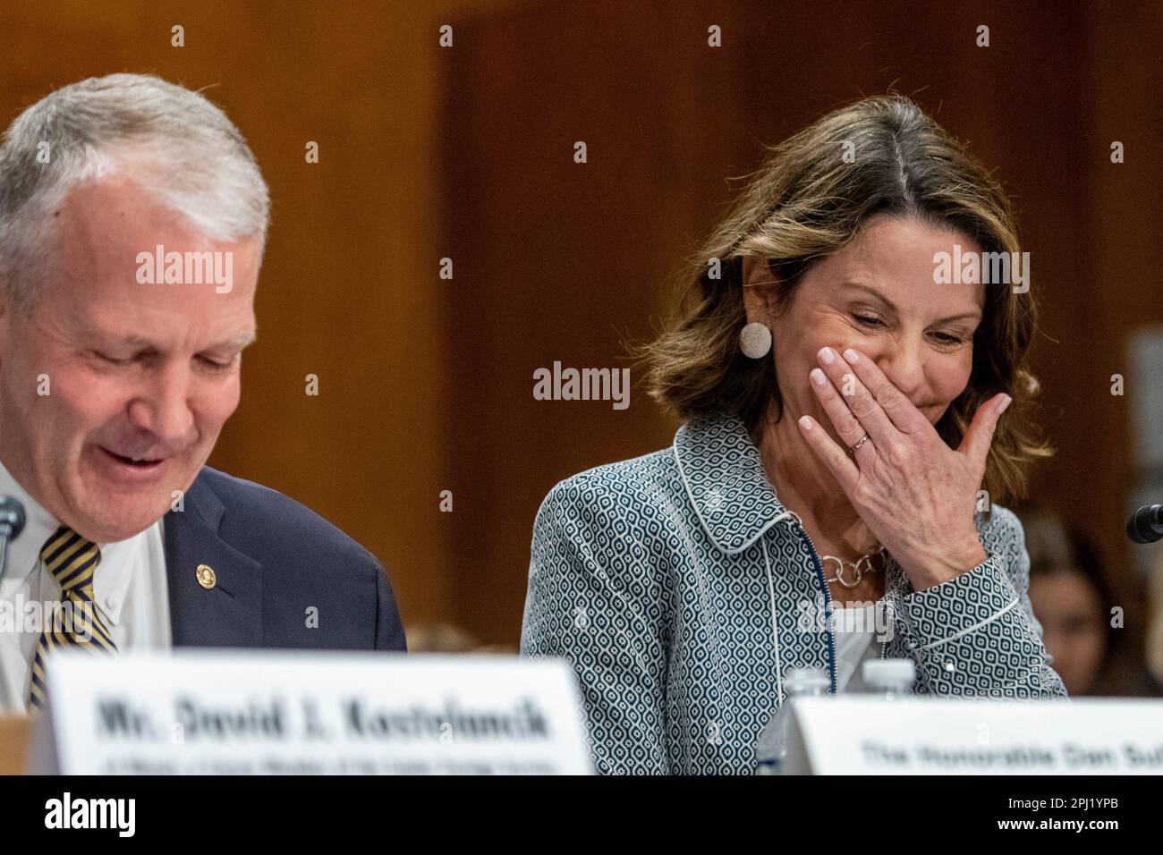Senatorin Dan Sullivan (Republikaner von Alaska), Linke, spricht zur Unterstützung von Robin Dunnigan, rechts, als sie vor einer Anhörung des Senatsausschusses für Auswärtige Beziehungen erscheint, um ihre Nominierung als Botschafterin in Georgien im Dirksen Senate Office Building in Washington, DC, Donnerstag, 30. März 2023. Kredit: Rod Lamkey/CNP Stockfoto