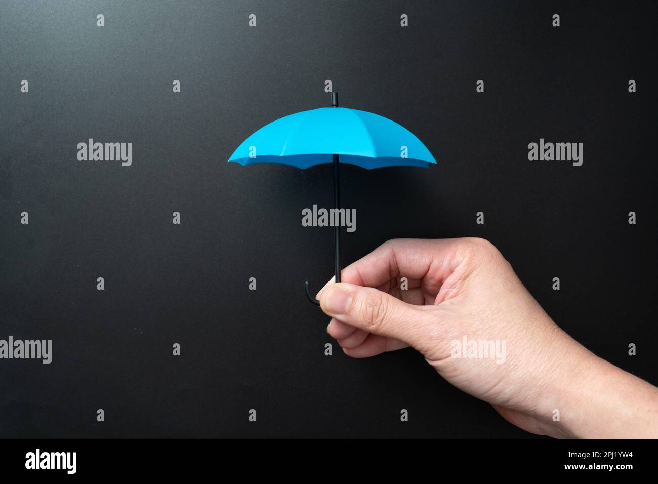 Blauer Mini-Regenschirm mit Handgriff Stockfoto