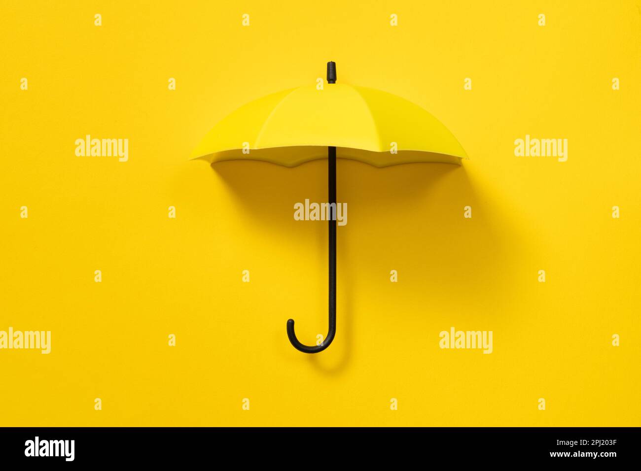 Gelber Schirm isoliert auf gelbem Hintergrund Stockfoto