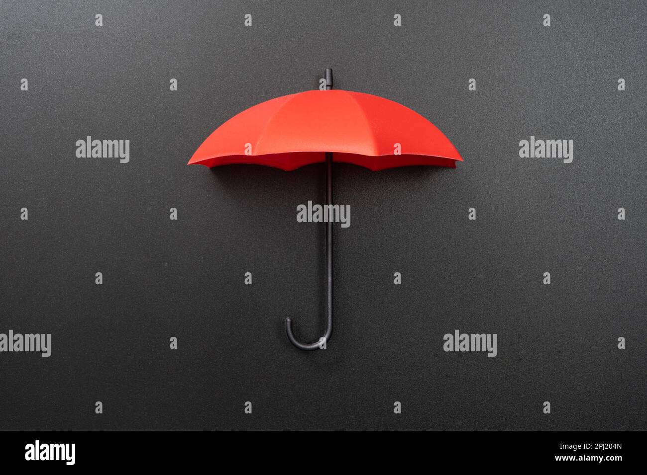 Roter Regenschirm isoliert auf schwarzem Hintergrund Stockfoto