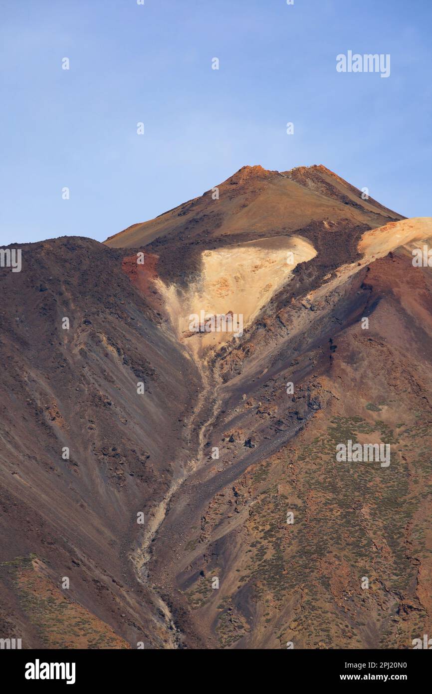 Blick auf den Vulkan Teide über die karge Lava-Landschaft. Santa Cruz de Tenerife, Kanarische Inseln, Spanien Stockfoto