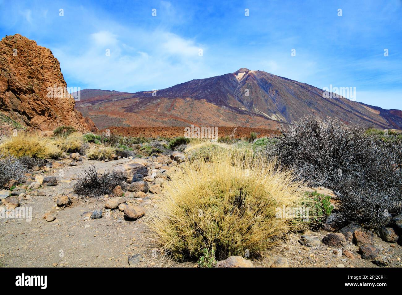 Blick auf den Vulkan Teide über die karge Lava-Landschaft. Santa Cruz de Tenerife, Kanarische Inseln, Spanien Stockfoto