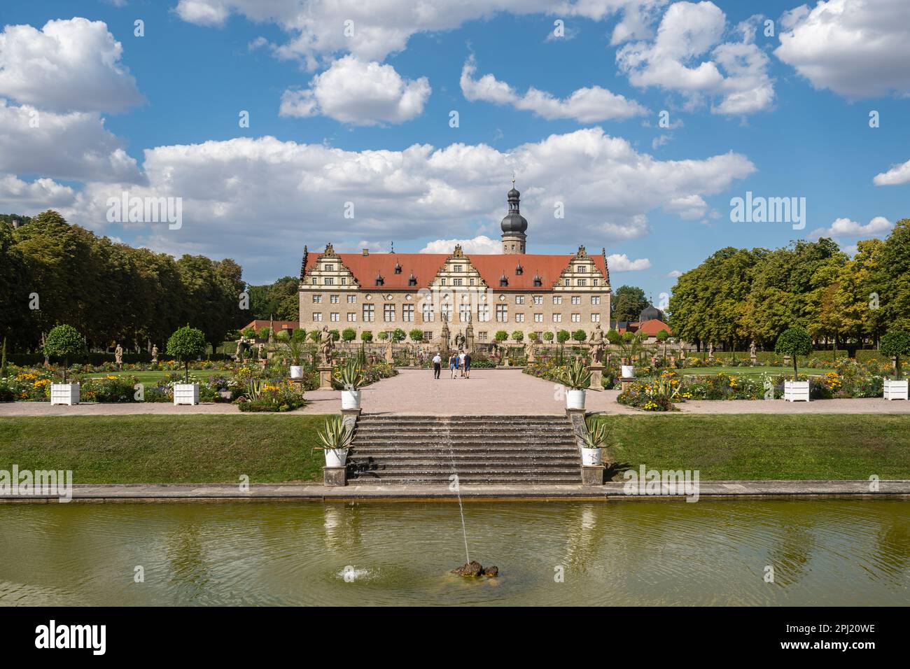 Blick auf das Schloss Weikersheim, umgeben von einem wunderschönen Park und an der berühmten Romantischen Straße gelegen Stockfoto