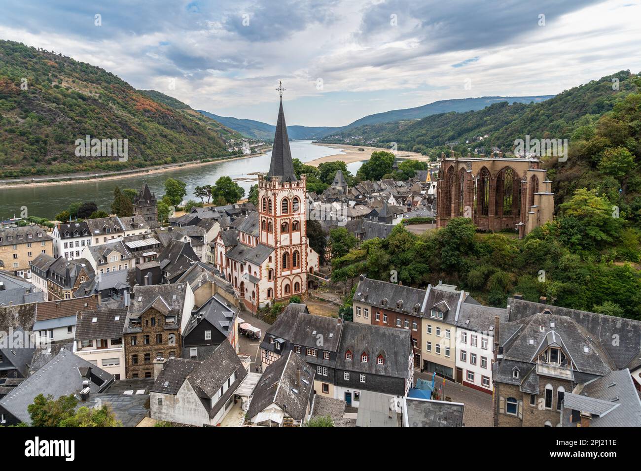 Blick auf Bacharach, eine bezaubernde Stadt und beliebtes Touristenziel am Rhein, Rheinland-Pfalz Stockfoto