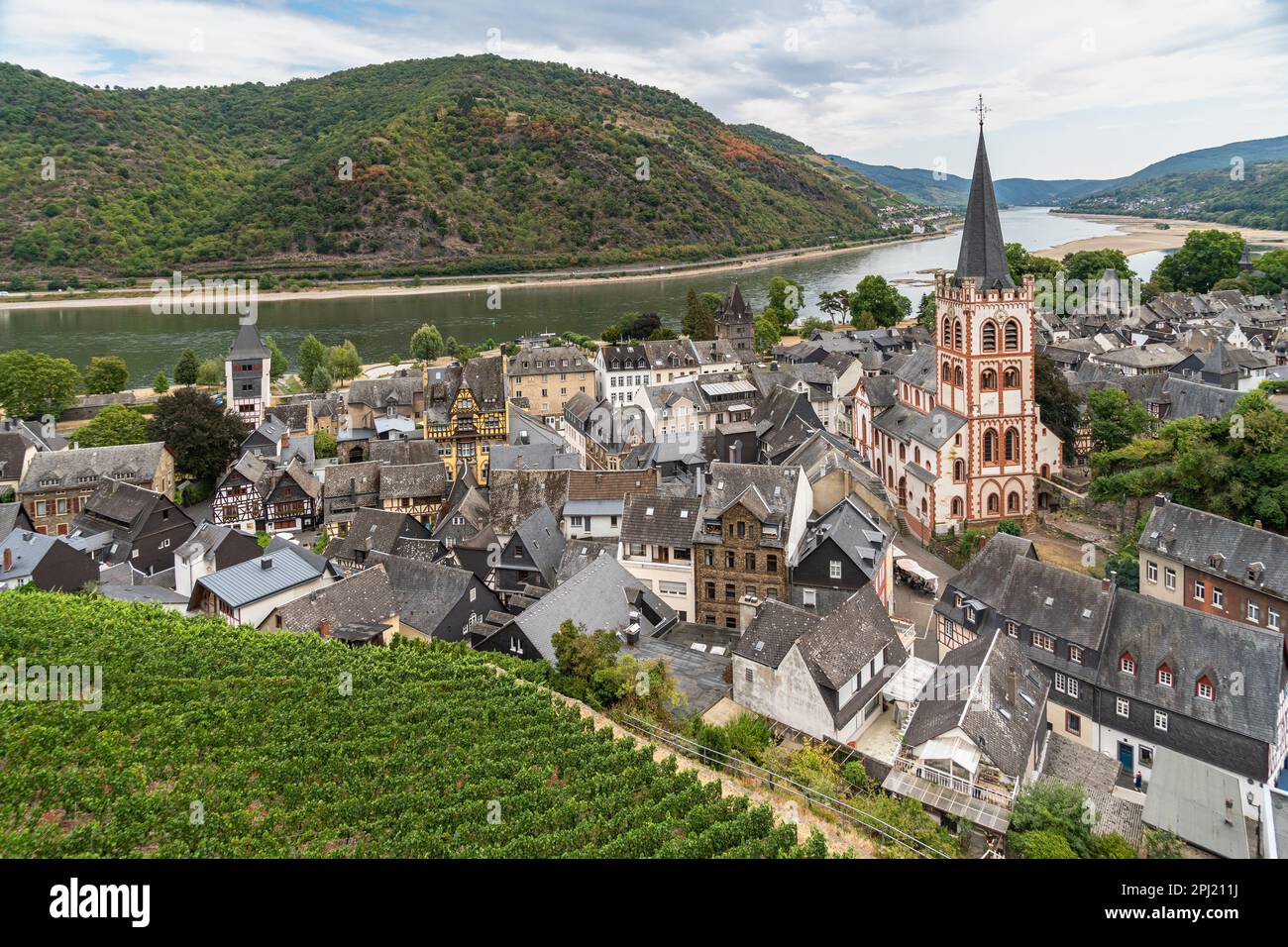 Blick auf Bacharach, eine bezaubernde Stadt und beliebtes Touristenziel am Rhein, Rheinland-Pfalz Stockfoto