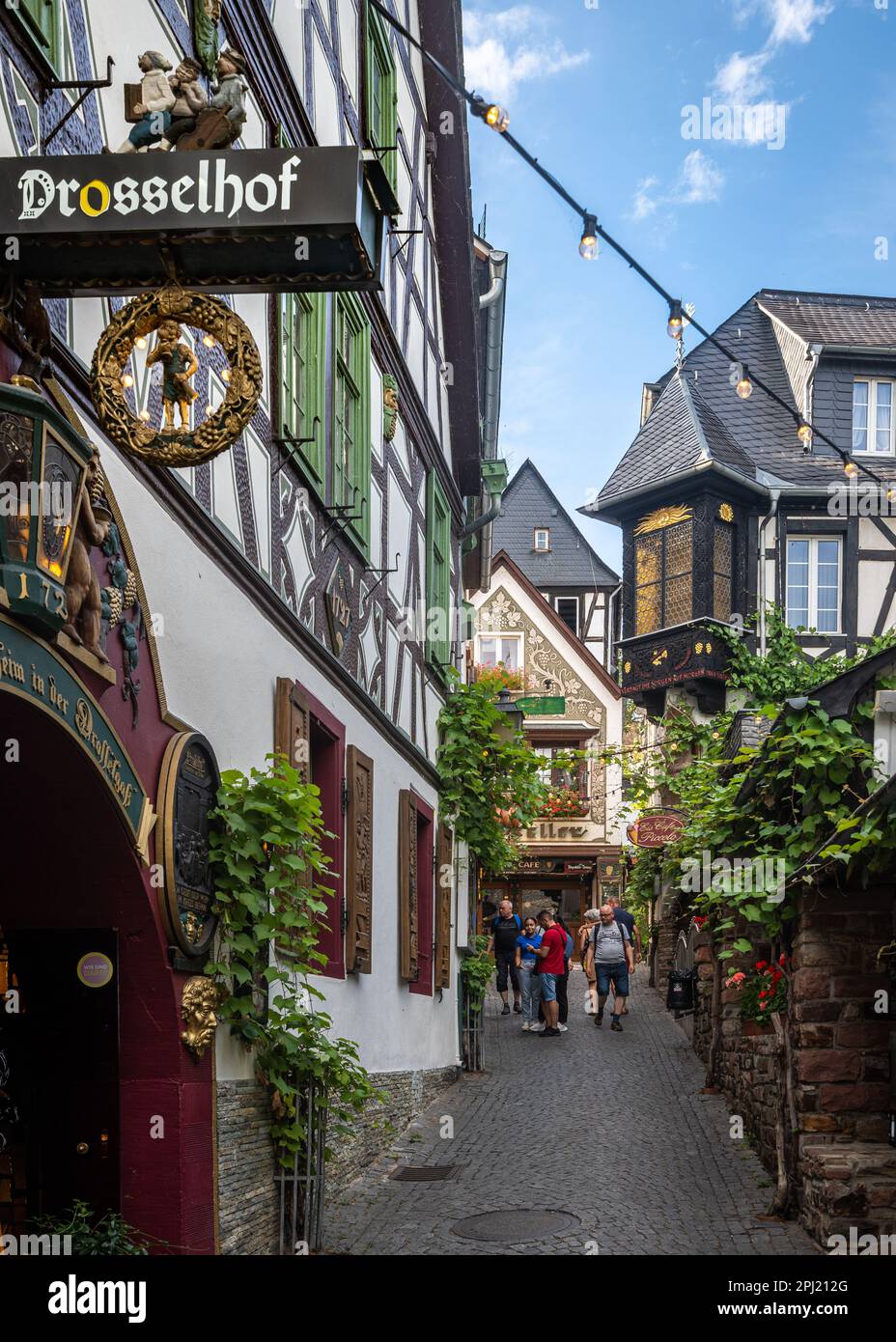 Farbenfrohe Gasse in Rüdesheim am Rhein, einer bezaubernden Stadt im Rheintal für Weintourismus. Rüdesheim am Rhein, Deutschland, August 2022 Stockfoto