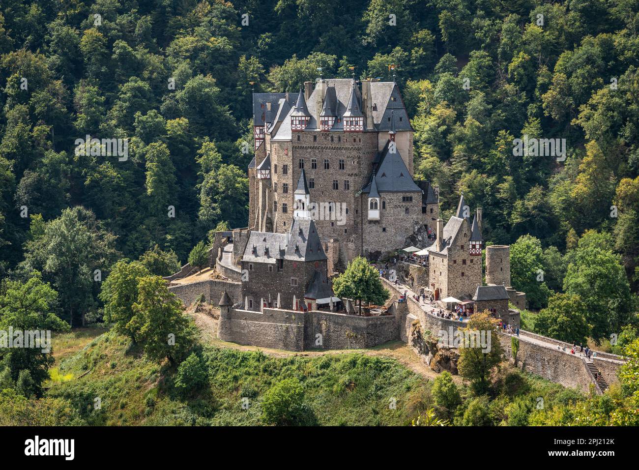 Blick auf das Eltzer Schloss (Burg Eltz), ein berühmtes Touristendenkmal in der Moselregion und eines der schönsten Schlösser Deutschlands Stockfoto