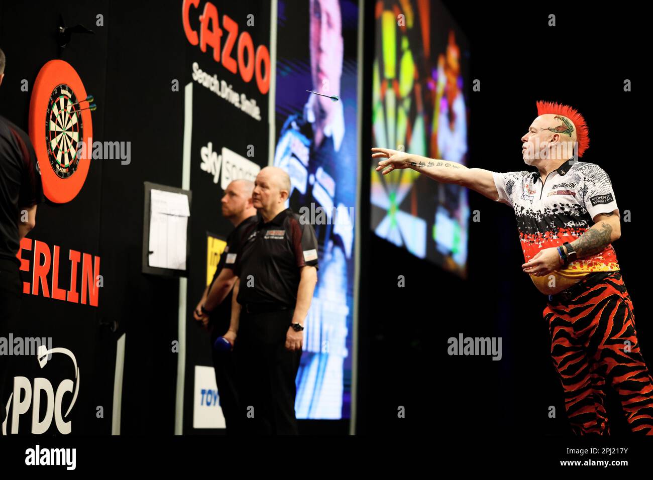 Berlin, Deutschland. 30. März 2023. Dart: Premiere League, 9. ligatag in der Mercedes-Benz Arena; Price (Wales) V Wright (Schottland). Peter Wright in Aktion. Kredit: Jean-Marc Wiesner/dpa/Alamy Live News Stockfoto