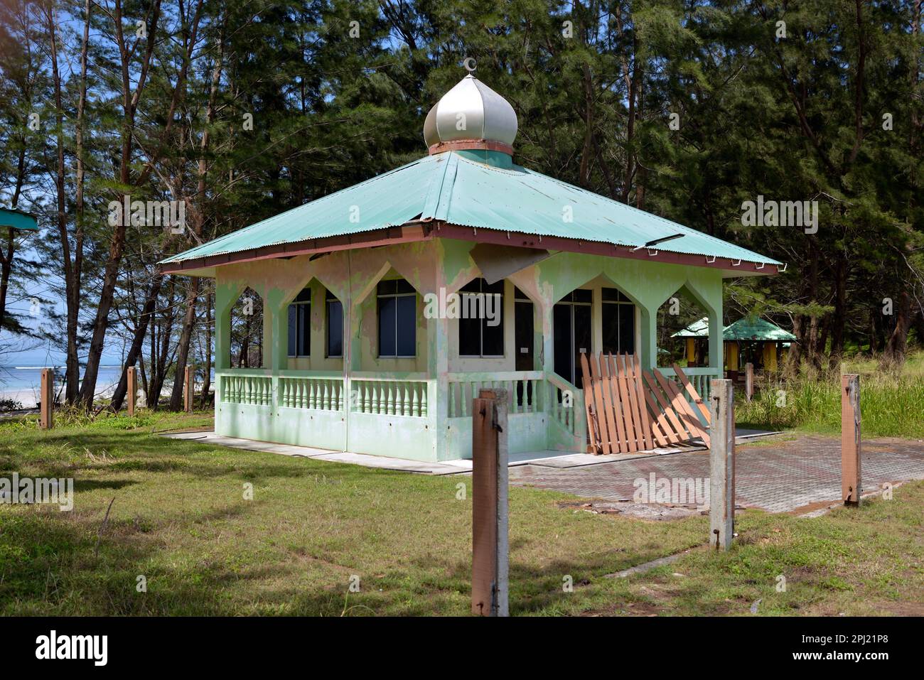 Eine Moschee am Strand an der Spitze von Borneo, Malaysia. Stockfoto