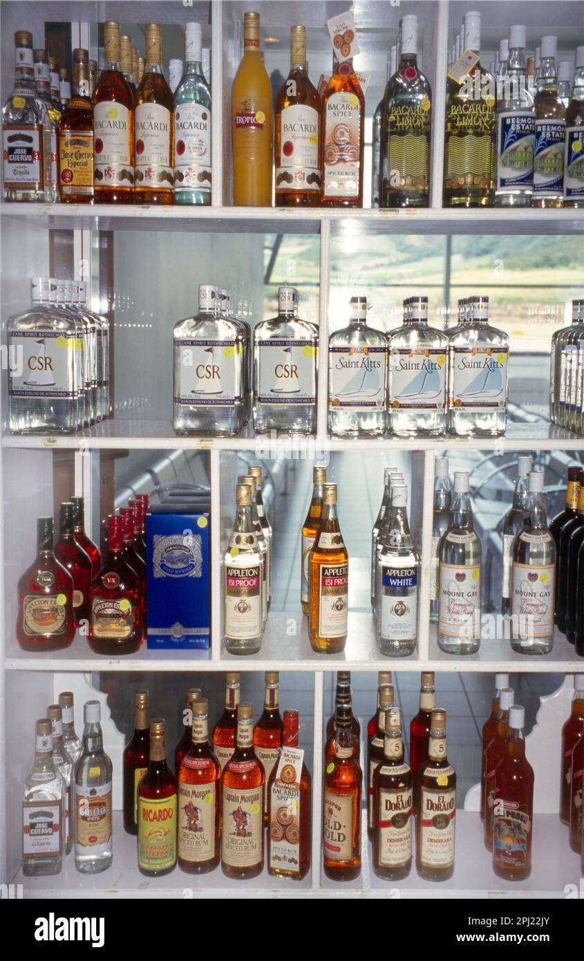 Rum-Flaschen im Angebot am Duty Free Bradshaw Airport St. Kitts Stockfoto