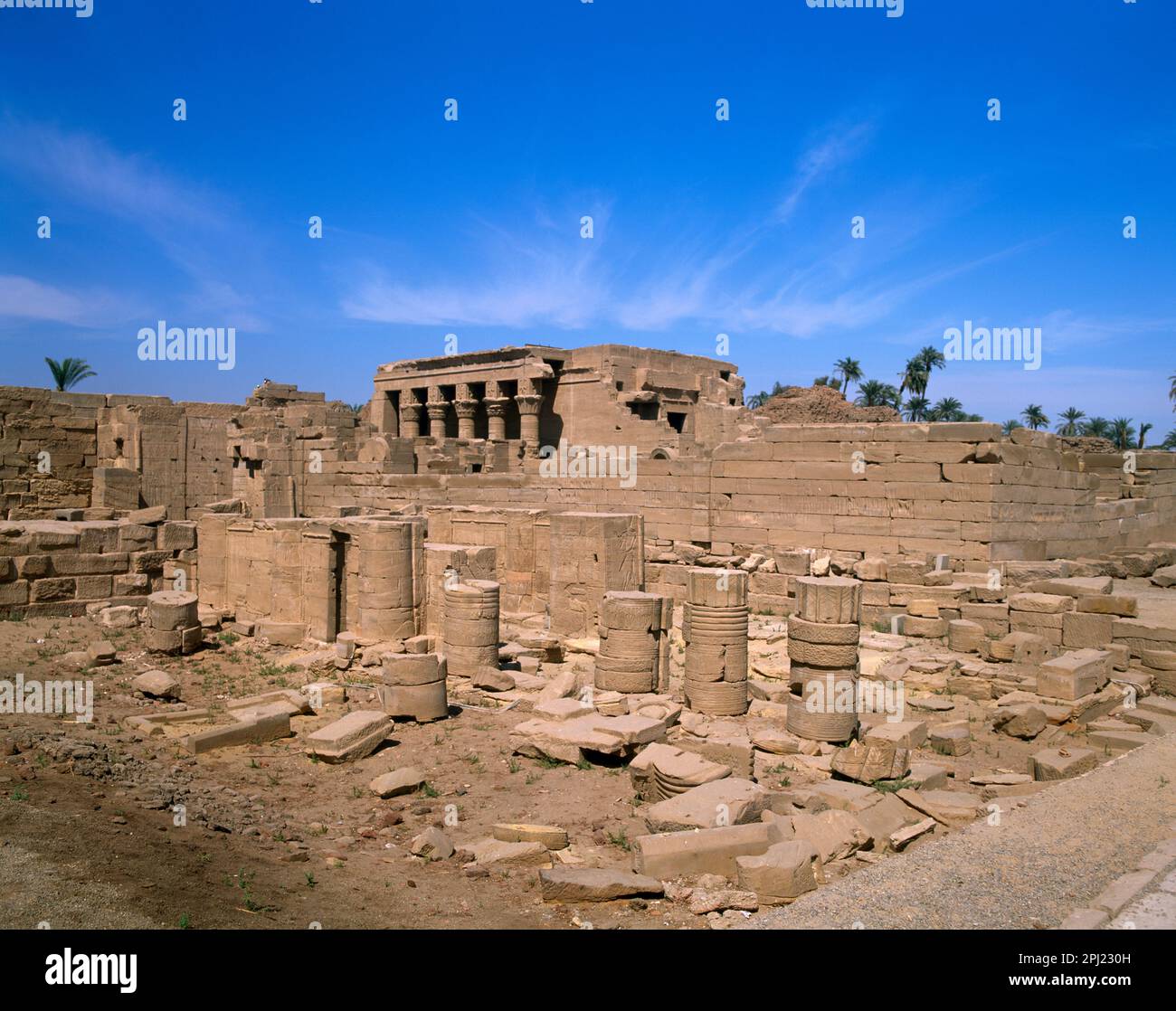 Dendera Temple Complex Ägypten Ruinen der Mammisi, erbaut von Pharao Nectanebo I., einem der letzten indigenen Herrscher Ägyptens Stockfoto