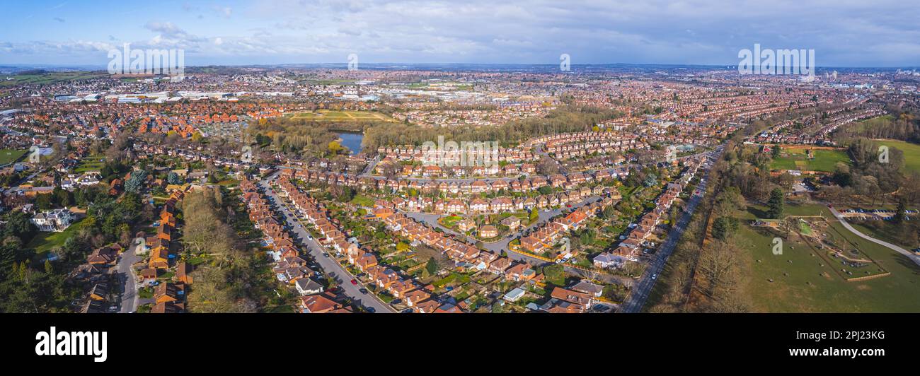 Herrlicher Panoramablick über den Vorort Wollaton in Nottingham, grüne Felder und Häuser in Folge. Hochwertiges Foto Stockfoto