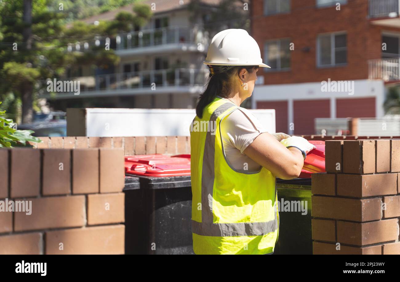Reife Weibliche Abfallentsorgungsarbeiterin Stockfoto