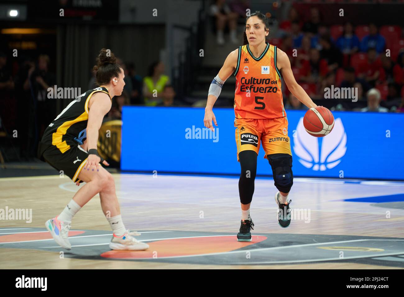 Melisa Paola Gretter von Movistar Estudiantes (L) und Cristina Ouvina von Valencia Basket (R) in Aktion während des Quarterfinals des Queen's Cup auf m Stockfoto