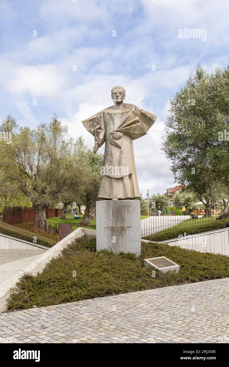 Europa, Portugal, Porto. 7. April 2022. Statue von Antonio Ferreira Gomes in Porto. Stockfoto