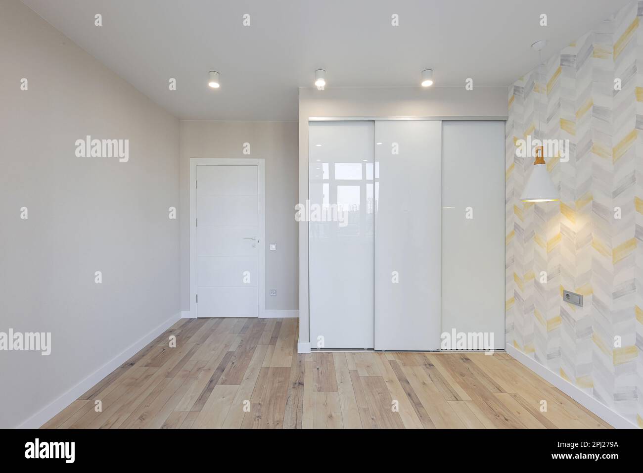 Leeres neues Schlafzimmer mit Schiebeschrank im Apartment-Interieur Stockfoto