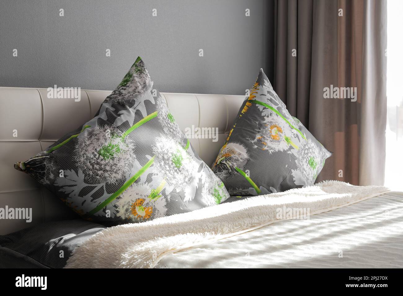 Kissen auf dem Doppelbett im Schlafzimmer Stockfoto