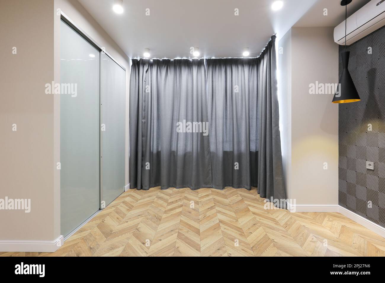 Leere neue Zimmereinrichtung mit Schiebeschrank im Apartment Stockfoto