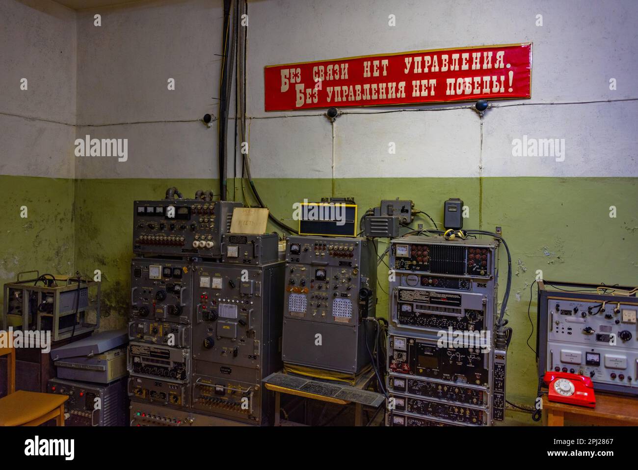 Ligatne, Lettland, 26. Juni 2022: Sowjetischer Geheimbunker bei Ligatne in Lettland. Stockfoto