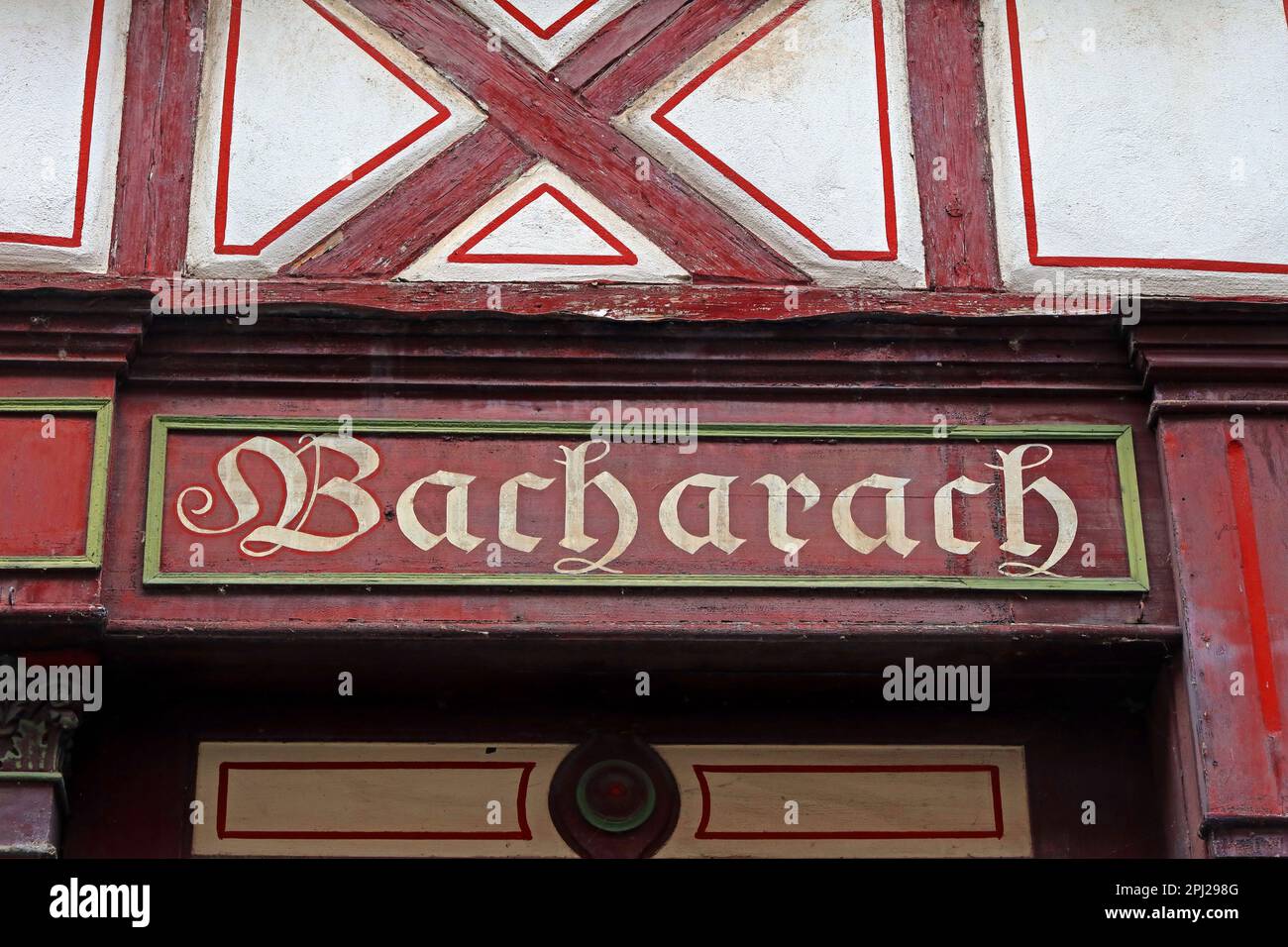 Bacharach benannt nach einem Gebäude - (Bacharach am Rhein), Bezirk Mainz-Bingen, Deutschland Stockfoto