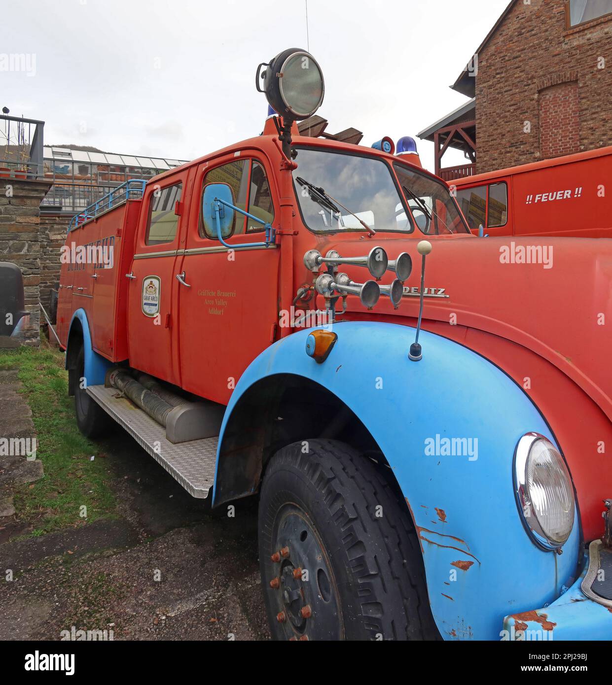 Rot und Blau, Bierlieferfahrzeug, Bacharach am Rhein, Bezirk Mainz-Bingen, Deutschland Stockfoto