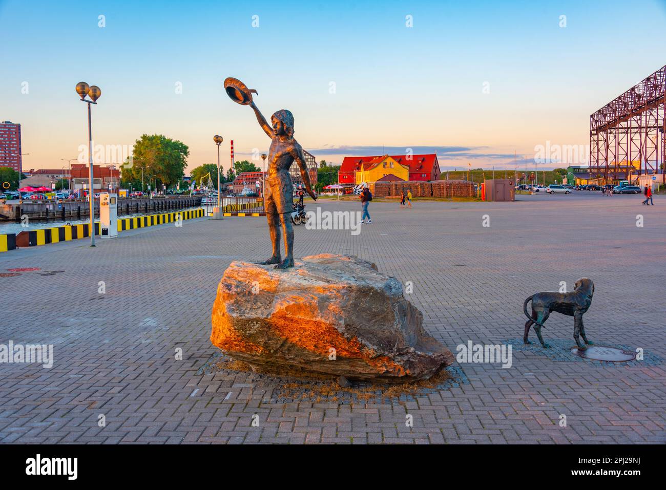Klaipeda, Litauen, 3. Juli 2022: Skulptur Love, Believe and Wait in der litauischen Stadt Klaipeda. Stockfoto