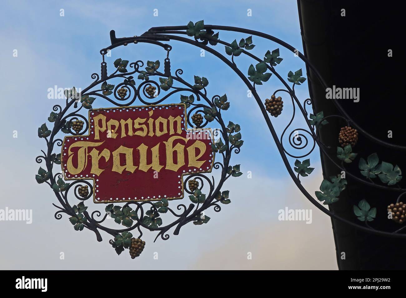 Kunstvolles Eisenschild, Pension Traube - Blcherstraße 59, 55422 Bacharach (Bacharach am Rhein), Mainz-Bingen, Deutschland Stockfoto