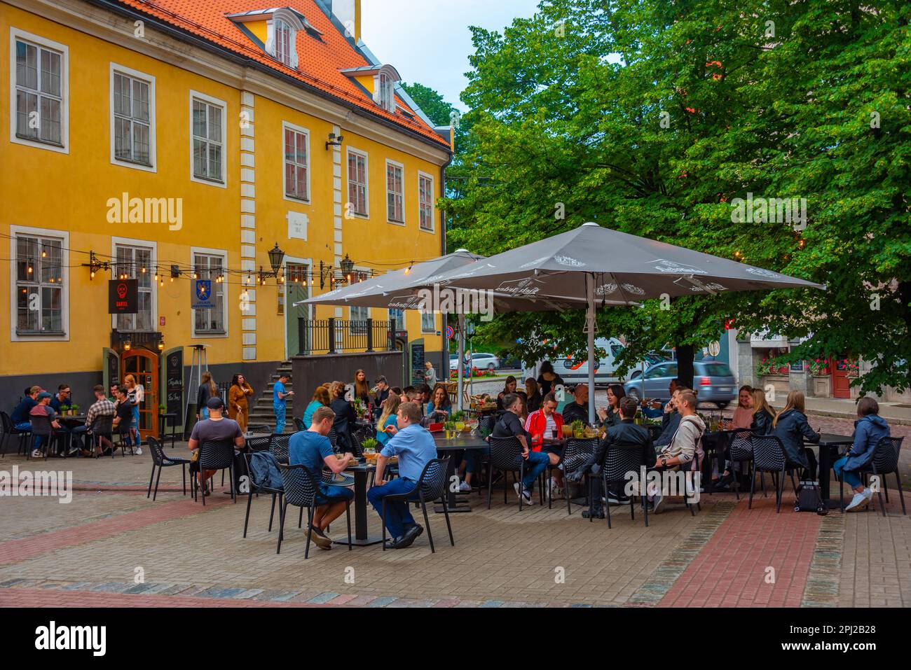 Riga, Lettland, 8. Juli 2022: Sunset of Arsenal in the old town of riga, latvia. Stockfoto