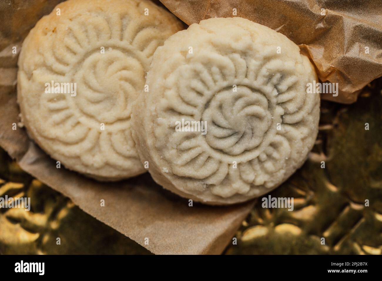 Nahaufnahme von Maamoul (ma'amoul), mit Datum gefüllte Butterkekse mit dekorativem Muster Stockfoto