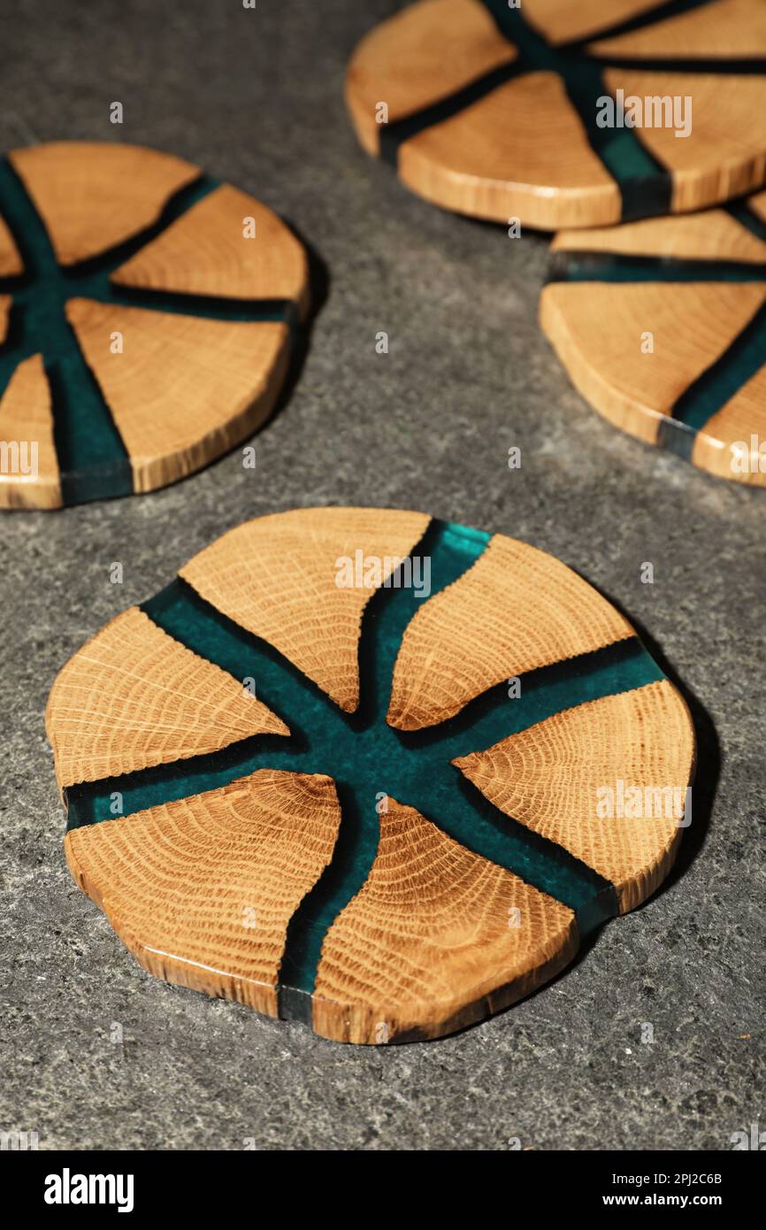 Stilvolle Untersetzer mit Holzbechern auf grauem Tisch Stockfoto