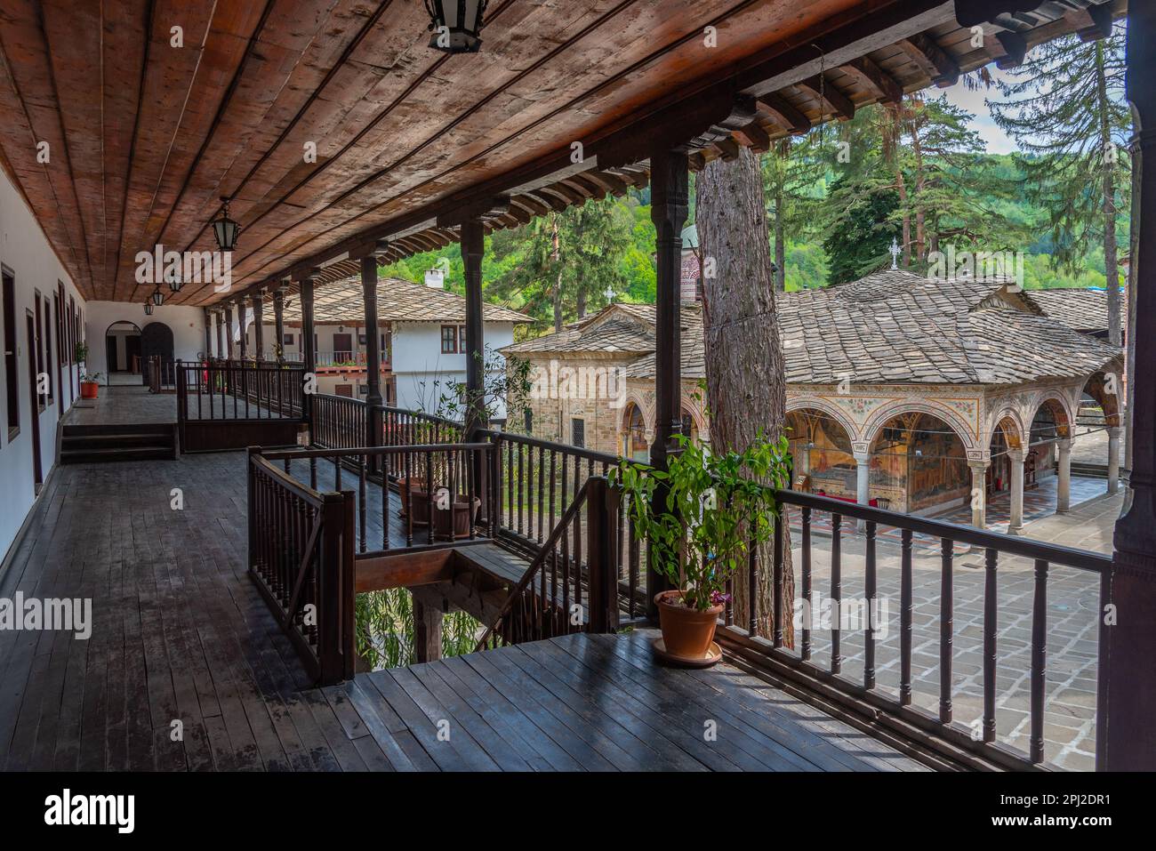 Trojanisch, Bulgarien, 2. Mai 2022: Blick auf eine hölzerne Arkade eines Wohnviertels des trojanischen Klosters in Bulgarien. Stockfoto