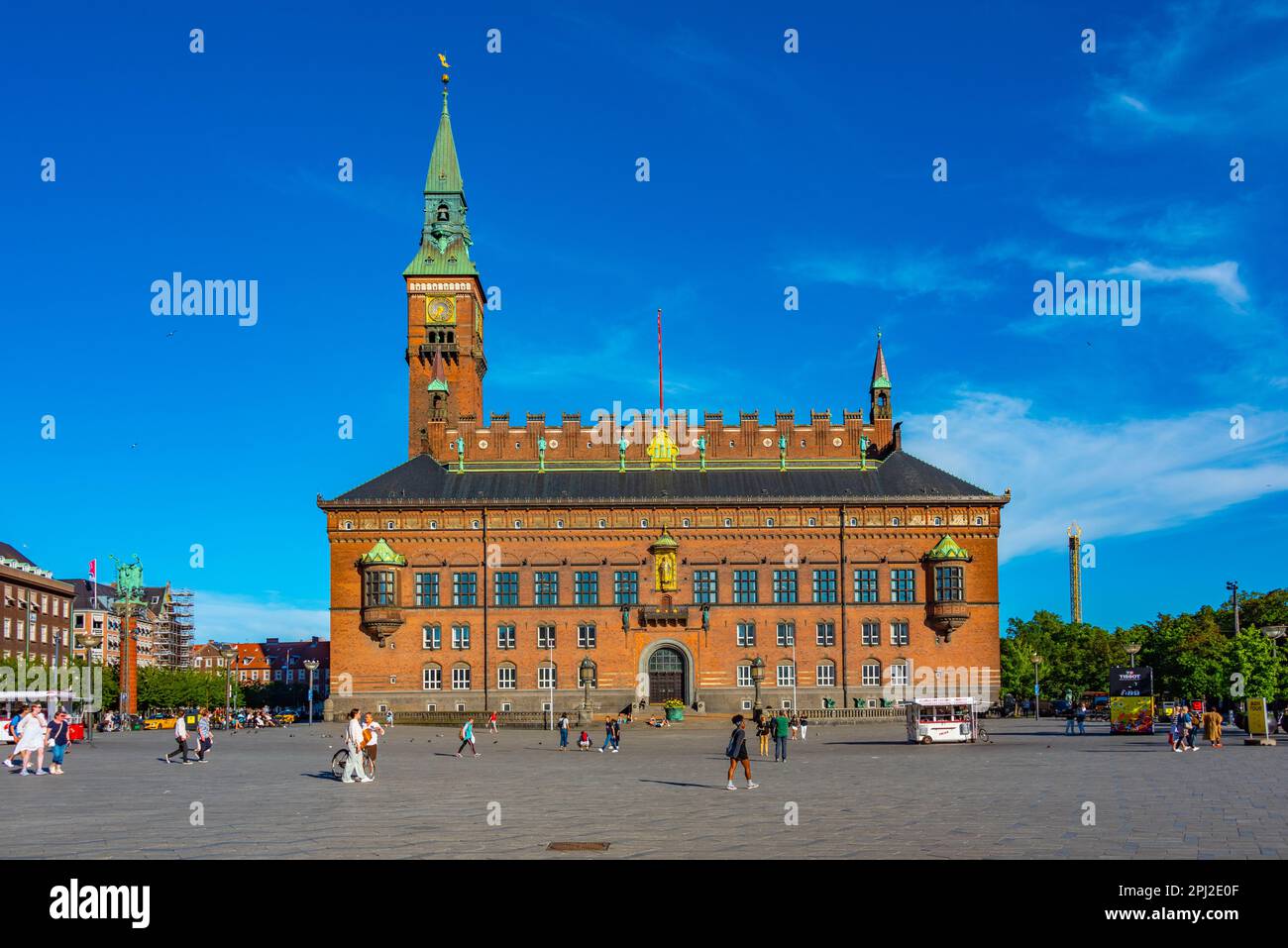 Kopenhagen, Dänemark, 23. Juni 2022: Blick auf das Rathaus in Kopenhagen an sonnigen Tagen. Stockfoto