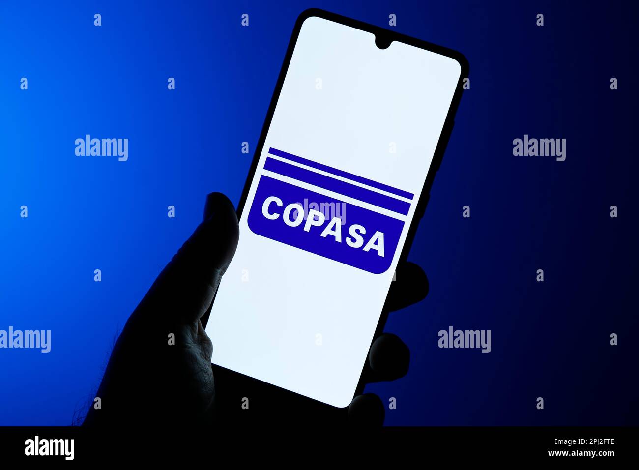 Minas Gerais, Brasilien - 30. März 2023: Illustrierendes Bild des Copasa-Unternehmens für Wasserversorgung und Abwasserentsorgung auf dem Handybildschirm Stockfoto