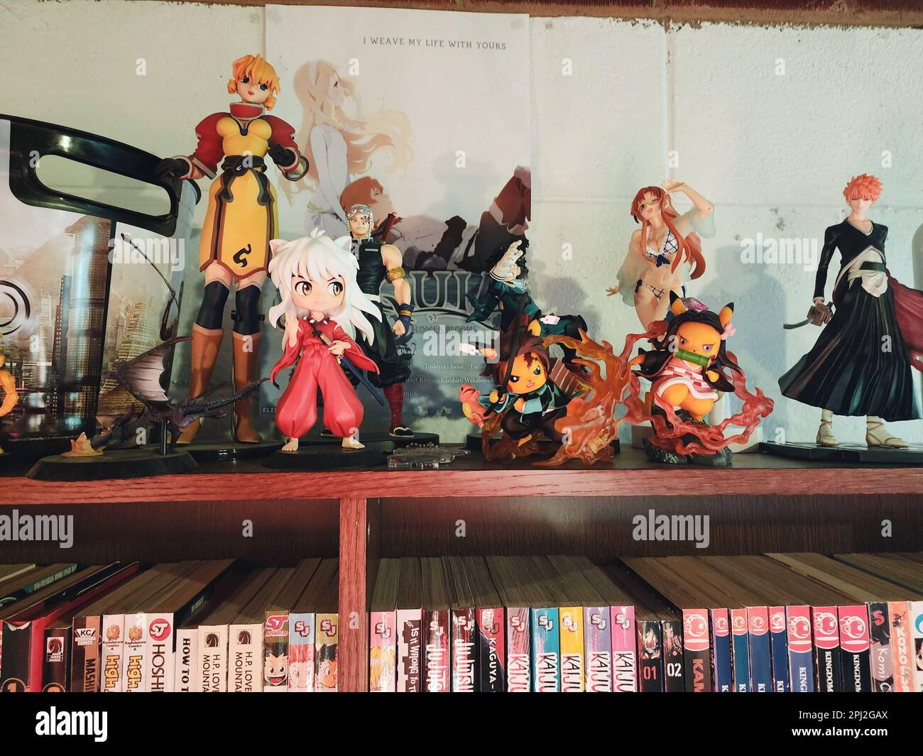 Anime-Figuren auf einem Regal mit Mangas auf der Unterseite (NC State, 2023) Stockfoto
