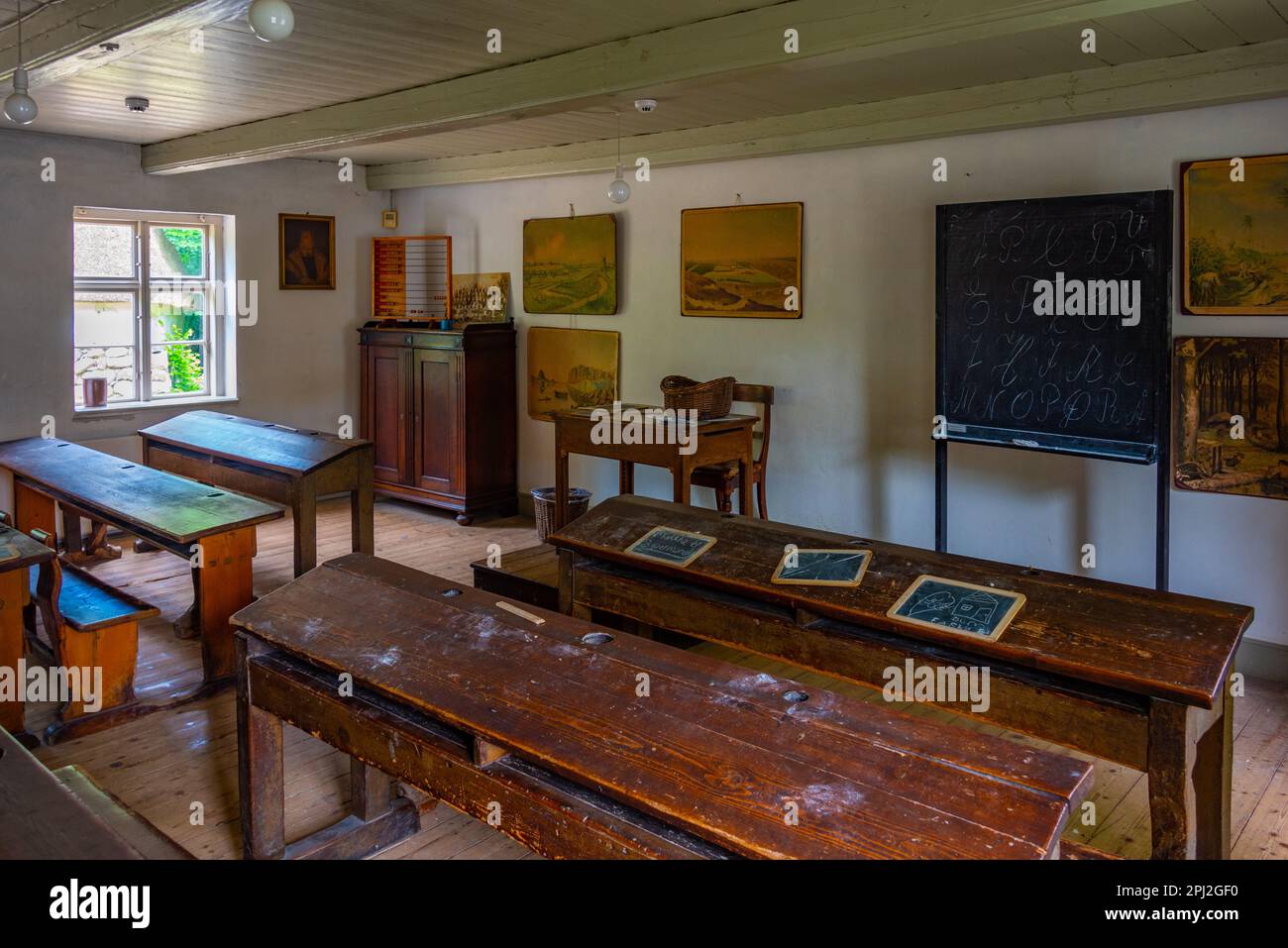 Odense, Dänemark, 19. Juni 2022: Ausstellung einer Schule im Freiluftmuseum Den Fynske Landsby mit traditioneller dänischer Architektur in Odense. Stockfoto