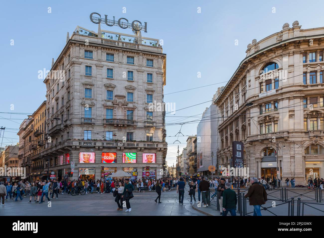 MAILAND, ITALIEN - 25. März 2023 : Neues leuchtendes Anzeigenneon von Gucci auf der Piazza, vor dem Mailänder Dom. Wichtige historische italienische Modemarke Stockfoto