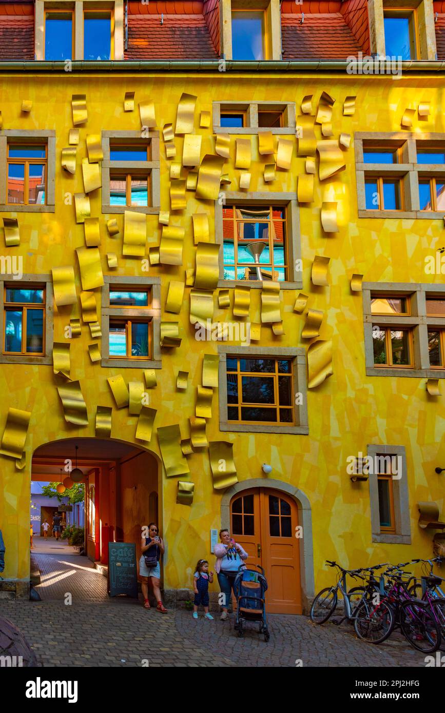 Dresden, Deutschland, 6. August 2022: Abend in der Kunsthofpassage Dresden in Deutschland. Stockfoto