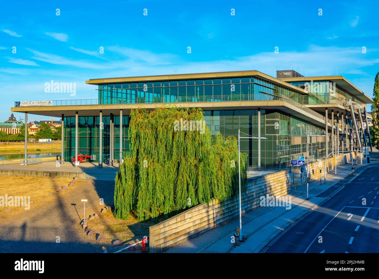 Dresden, Deutschland, 7. August 2022: Internationales Kongresszentrum in Dresden. Stockfoto