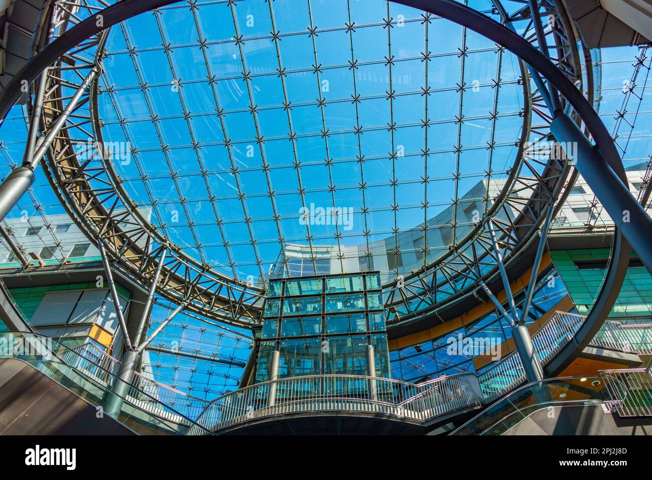 Leipzig, Deutschland, 9. August 2022: Das Innere des Einkaufszentrums Petersbogen in der Deutschen Stadt Leipzig. Stockfoto