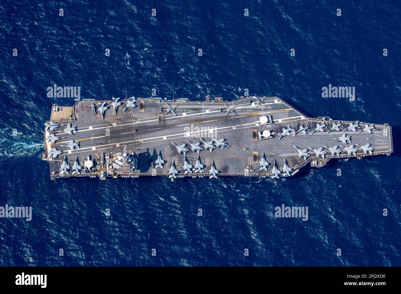 Usa. 19. März 2023. Der erstklassige Flugzeugträger USS Gerald R. Ford (CVN 78) durchquert den Atlantik, 19. März 2023. Ford ist im Atlantik dabei, seine Composite Training Unit Exercise (COMPTUEX) durchzuführen, eine intensive, mehrwöchige Übung, die darauf abzielt, eine Trägerstreikgruppe als zusammenhängende, multimissionale Kampftruppe vollständig zu integrieren und ihre Fähigkeit zur Durchführung nachhaltiger Kampfoperationen vom Meer aus zu testen. Als erstklassiges Schiff von Ford-Flugzeugträgern stellt CVN 78 einen Generationssprung in den USA dar Die Fähigkeit der Navy, Energie auf globaler Ebene zu projizieren Stockfoto