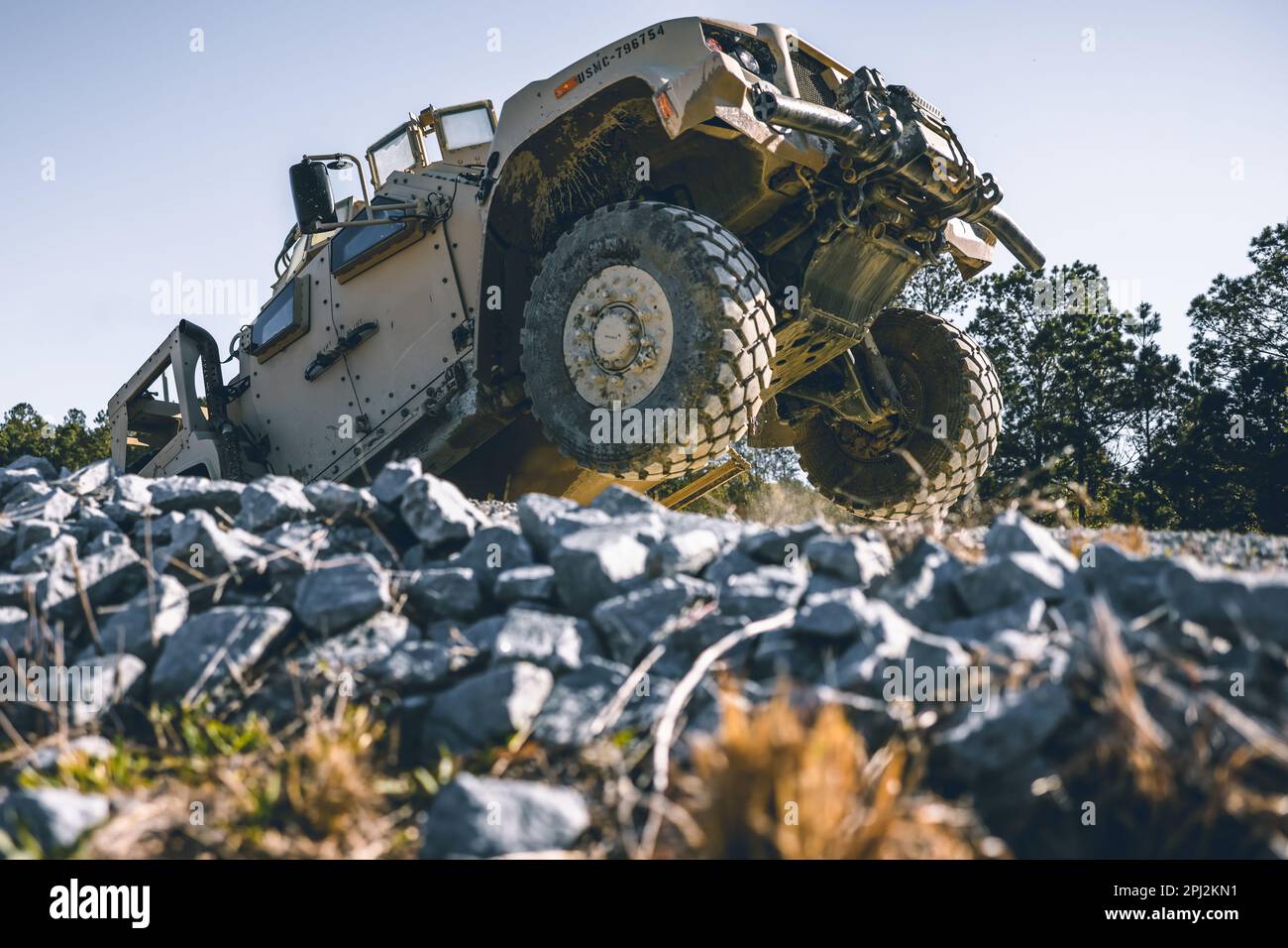 Camp Lejeune, North Carolina, USA. 16. März 2023. USA Marines mit dem Combat Logistics Battalion 24, Combat Logistics Regiment 2, 2. Marine Logistics Group betreiben ein gemeinsames leichtes taktisches Fahrzeug durch verschiedene Hindernisse und Gelände, das während eines Combat Vehicle Operations Training (CVOT)-Kurses in Camp Lejeune, North Carolina, am 16. März 2023 entwickelt wurde, um die Fahrkompetenz zu verbessern. Combat Logistics Battalion 24 führt CVOT durch, um die motorischen Fähigkeiten und die Vertrautheit mit der Ausrüstung zu entwickeln, um erfahrenere und selbstbewusste Fahrer von Kraftfahrzeugen zu entwickeln. (Kreditbild: © USA Marines/ZUMA Press Wire SE Stockfoto