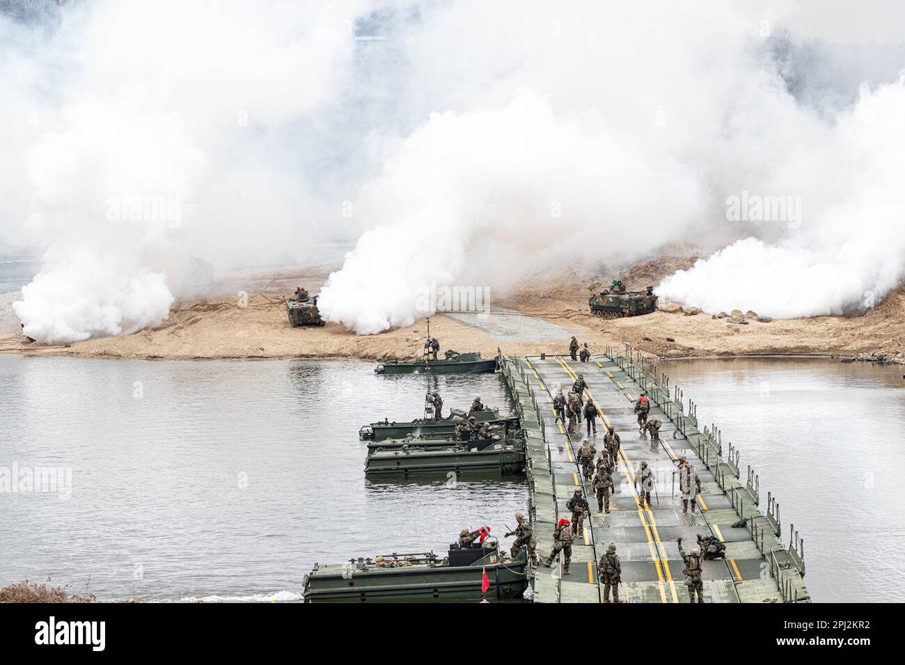 Südkorea. 15. März 2023. USA Soldaten des 11. Ingenieurbataillons, 2. Infanterie-Division-Nachhaltigkeits-Brigade, 2. Infanterie-Division/ROK-U.S. Combined Division, führt Brückenbauoperationen zusammen mit Soldaten der Republik Korea Army (ROKA) durch, die der 908. Cross River Company, der 3. Ingenieurbrigade, dem III Corps und dem 11. Chemiebataillon, dem I Corps, am Imjin River, Südkorea, am 15. März 2023 zugeteilt wurden. Warrior Shield ist eine gemeinsame Ausbildungsveranstaltung mit der Republik Korea Army (ROKA), die die kombinierten Aspekte militärischer Operationen beleuchtet. (Kreditbild: © USA Armee/ZUMA Stockfoto