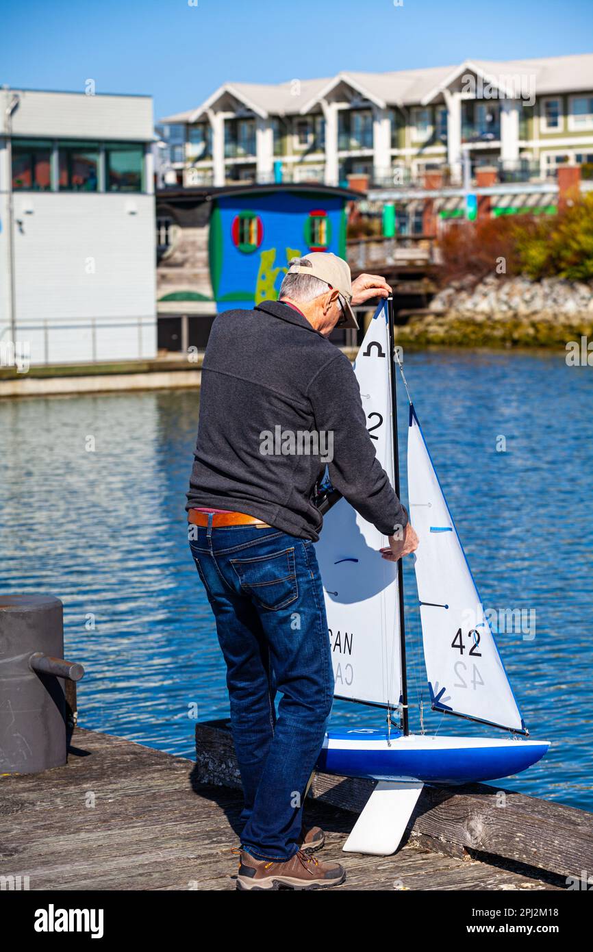 Ein älterer Gentleman wird seine Modellyacht in Steveston Inlet starten, British Columbia, Kanada Stockfoto