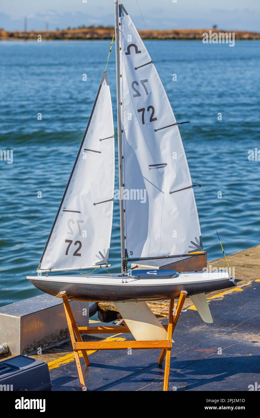 Model-Rennyacht in einer Wiege, die auf ein Rennen in Steveston, British Columbia, Kanada wartet Stockfoto