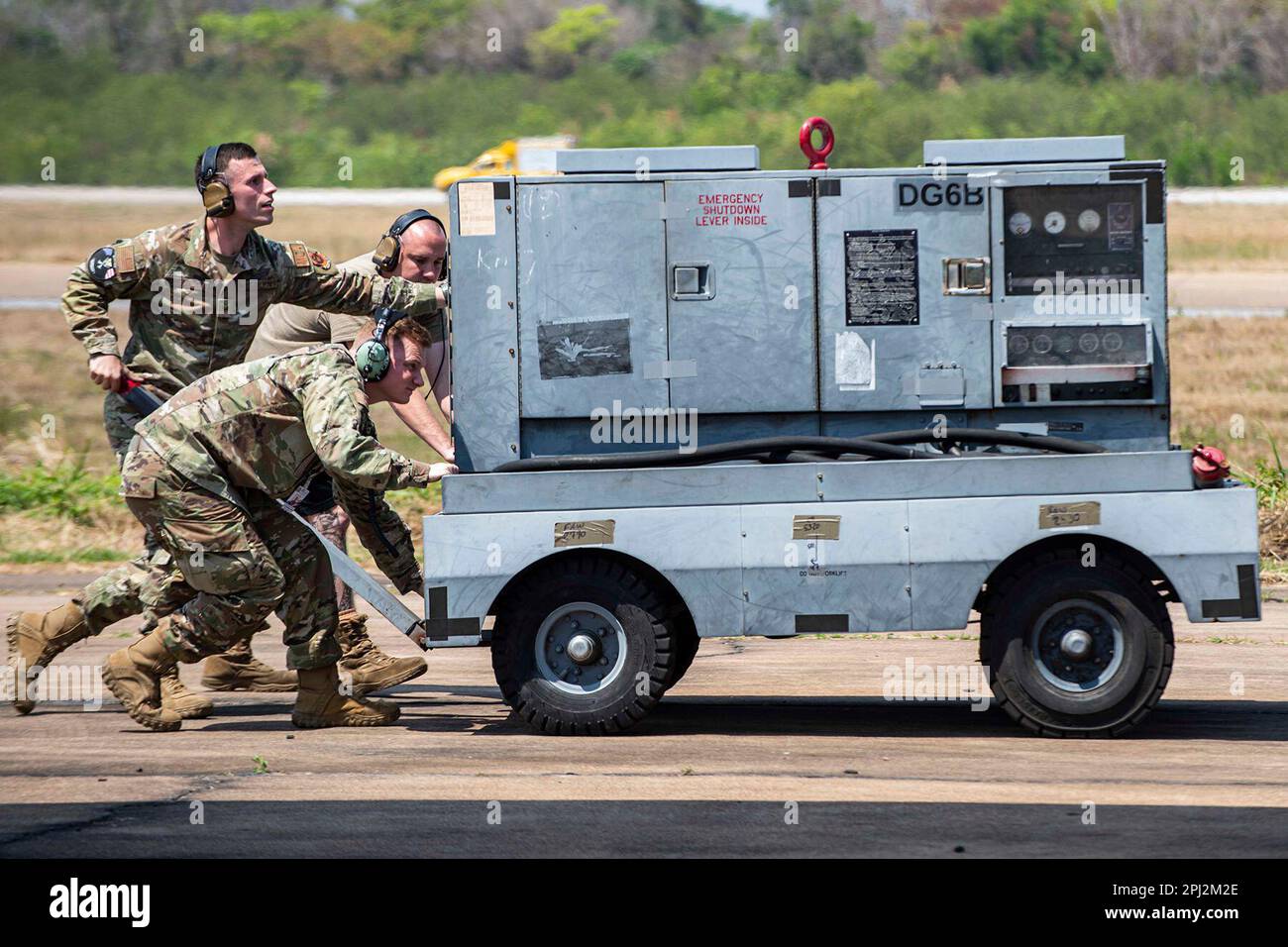 353 Special Operations Wing Flugzeugwarter stellen während der Übung Cobra Gold 23 am Korat Royal Thai Air Force Base, Thailand, 28. Februar 2023 einen Elektrowagen auf. Cobra Gold, jetzt im 42. Jahr, ist eine von Thailand und den USA mitgesponserte Trainingsereignis, die auf der langjährigen Freundschaft zwischen den beiden alliierten Nationen aufbaut und eine starke multinationale Truppe zusammenbringt, um Frieden und Sicherheit in der Region zu fördern und so ein freies und offenes Indo-Pacific zu unterstützen. (USA Air Force Foto von Tech Sgt. Soo C. Kim) NUR REDAKTIONELLE VERWENDUNG! Nicht für den kommerziellen GEBRAUCH! Stockfoto