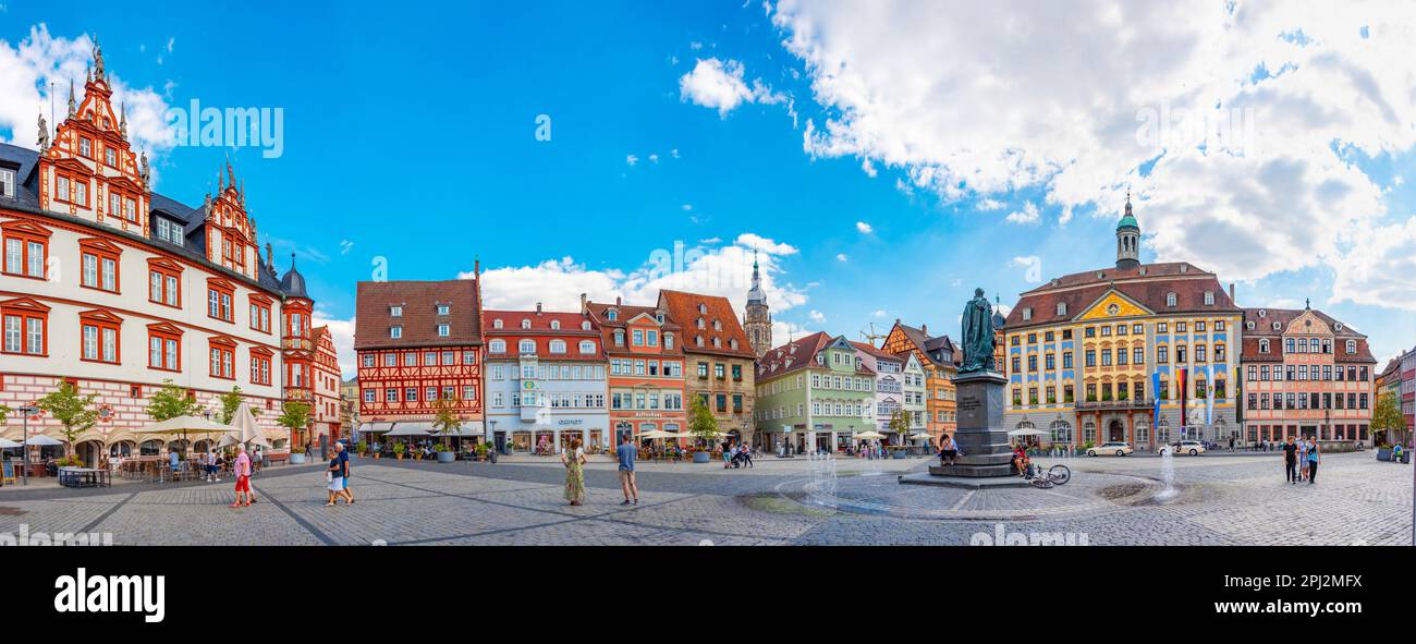 Coburg, Deutschland, 10. August 2022: Statue von Prinz Albert und Stadthaus am Marktplatz in Coburg. Stockfoto