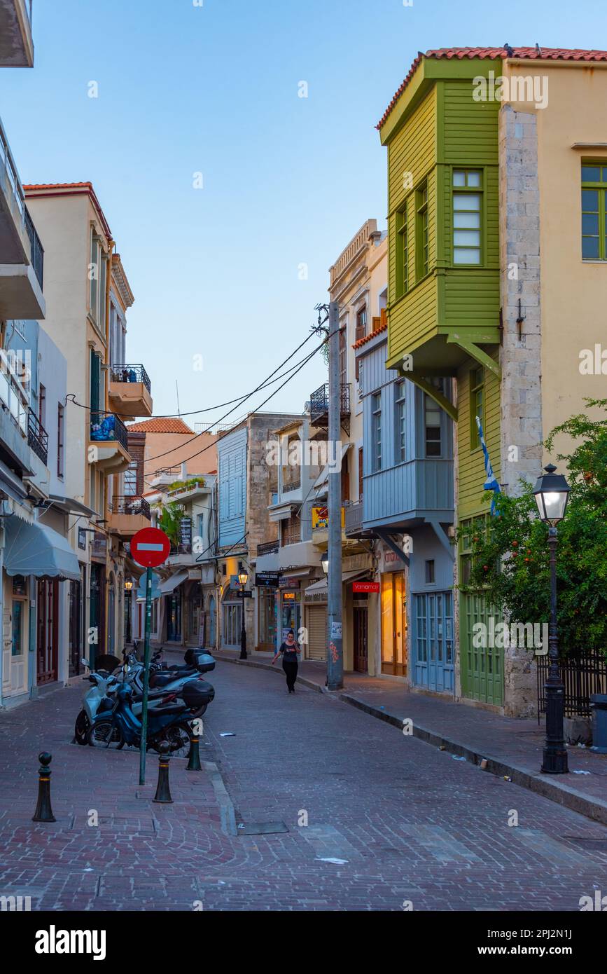 Rethimno, Griechenland, 21. August 2022: Sonnenaufgang auf einer Touristenstraße in der griechischen Stadt Rethimno auf Kreta. Stockfoto